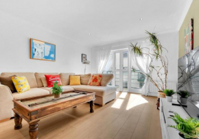 Golden Sunset House with free parking by My Getaways